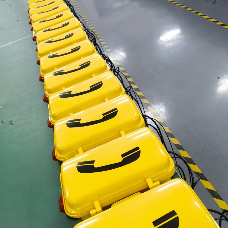 Vista della linea di produzione dei telefoni industriali Keypado