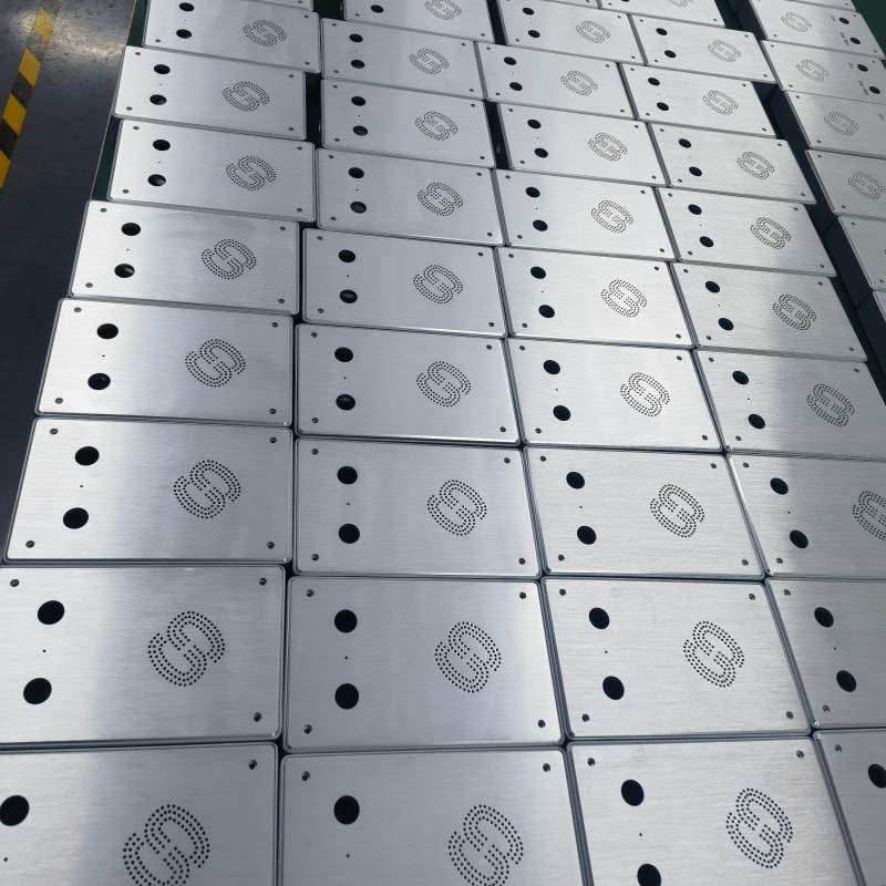 Vista della linea di produzione dei telefoni industriali Keypado